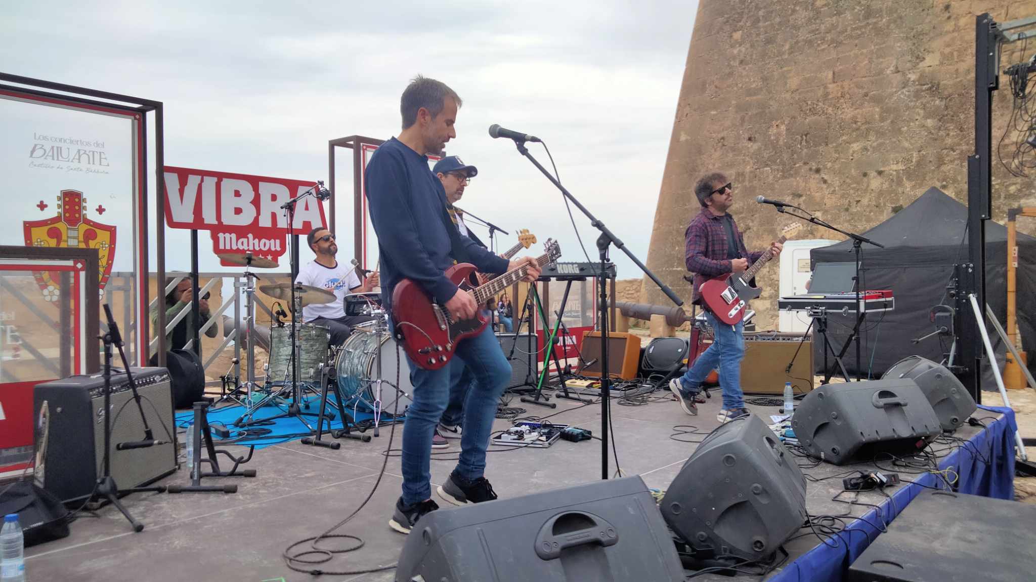 Camellos, Mute y 600 personas desafían a las previsiones de lluvia en un nuevo éxito de Los Conciertos del Baluarte  